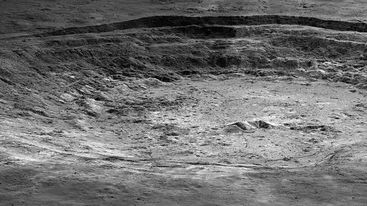 Moon's Oxygen: চন্দ্রপৃষ্ঠের রেগোলিথে সঞ্চিত যথেষ্ট পরিমাণ অক্সিজেন, কাজে লাগবে ৮ বিলিয়ন মানুষের Moon's Oxygen: চন্দ্রপৃষ্ঠের রেগোলিথে সঞ্চিত যথেষ্ট পরিমাণ অক্সিজেন, কাজে লাগবে ৮ বিলিয়ন মানুষের