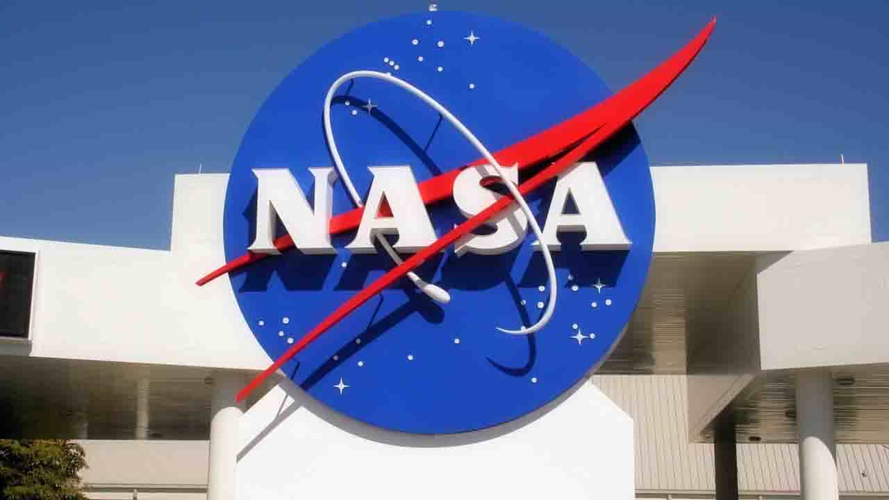 Nuclear Reactor On Moon: চাঁদে পারমাণবিক চুল্লি পাঠাতে নতুন ভাবনাচিন্তার সন্ধানে নাসা Nuclear Reactor On Moon: চাঁদে পারমাণবিক চুল্লি পাঠাতে নতুন ভাবনাচিন্তার সন্ধানে নাসা