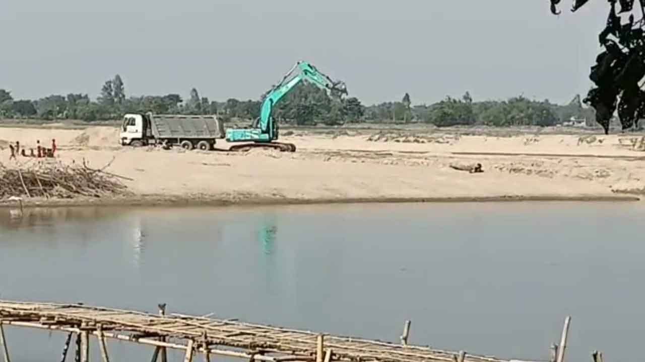 Raiganj Sand Smuggling: দিবারাত্র বালি চুরি! ভিটে হারা হওয়ার আশঙ্কায় কয়েক হাজার গ্রামবাসী, পুলিশ শুধু দেখেই যাচ্ছে