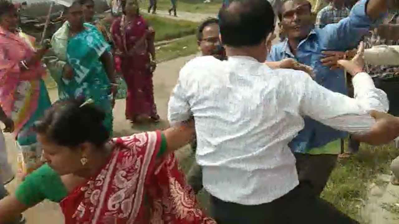 Nadigram BJP Agitation: 'বেছে বেছে তৃণমূলকে সুবিধা!' সরকারি অফিসারকে কলার ধরে 'কিল-চড়-ঘুষি', উত্তপ্ত নন্দীগ্রাম