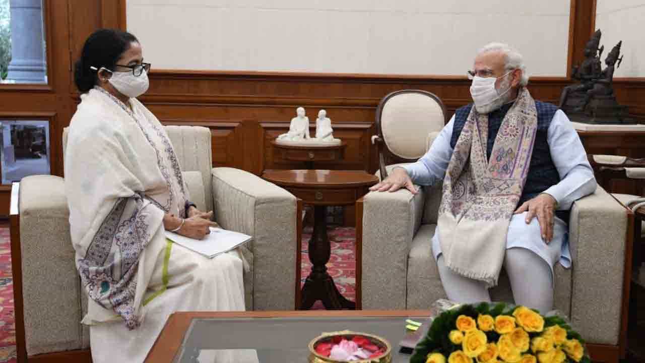 Mamata invites Modi: বিশ্ব বাংলা বাণিজ্য সম্মেলনে মোদীকে আমন্ত্রণ, কোন পথে মমতার 'হলুদ গোলাপে'র সমীকরণ Mamata invites Modi: বিশ্ব বাংলা বাণিজ্য সম্মেলনে মোদীকে আমন্ত্রণ, কোন পথে মমতার 'হলুদ গোলাপে'র সমীকরণ
