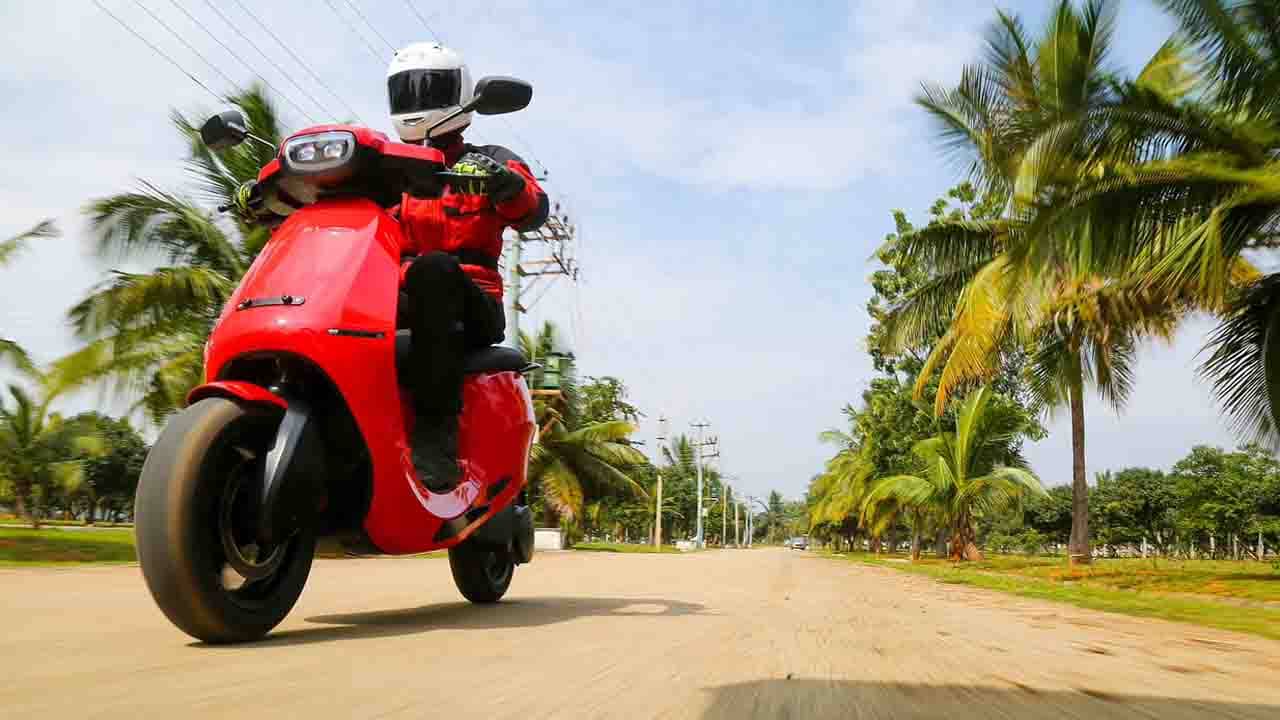 OLA S1 Pro Review: পাসওয়ার্ডে ছুটছে ওলার ই-স্কুটার! নিমেষে চার্জিং, কম সময়ে যে কোনও জায়গায় পৌঁছে দেবে
