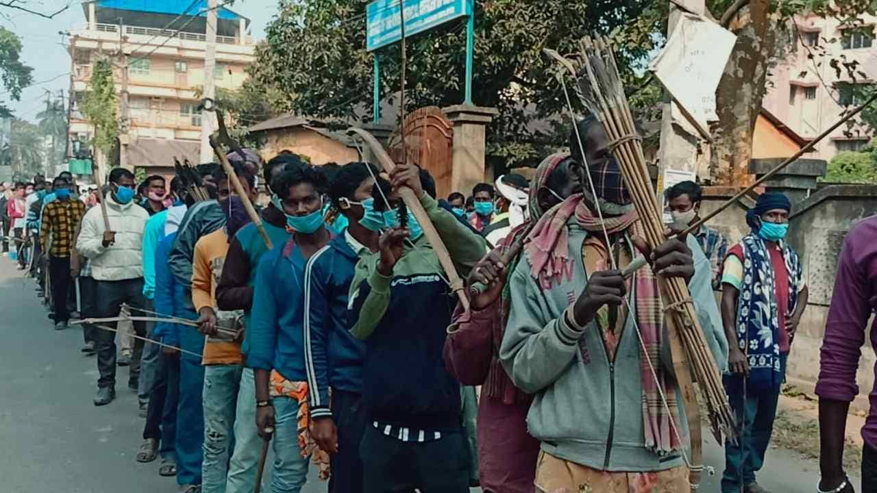 Balurghat: স্বাস্থ্য আধিকারিককে অন্যায় ভাবে বদলি ও জাত তুলে গালাগালির অভিযোগ, তির-ধনুক নিয়ে দফতর ঘেরাও আদিবাসীদের!