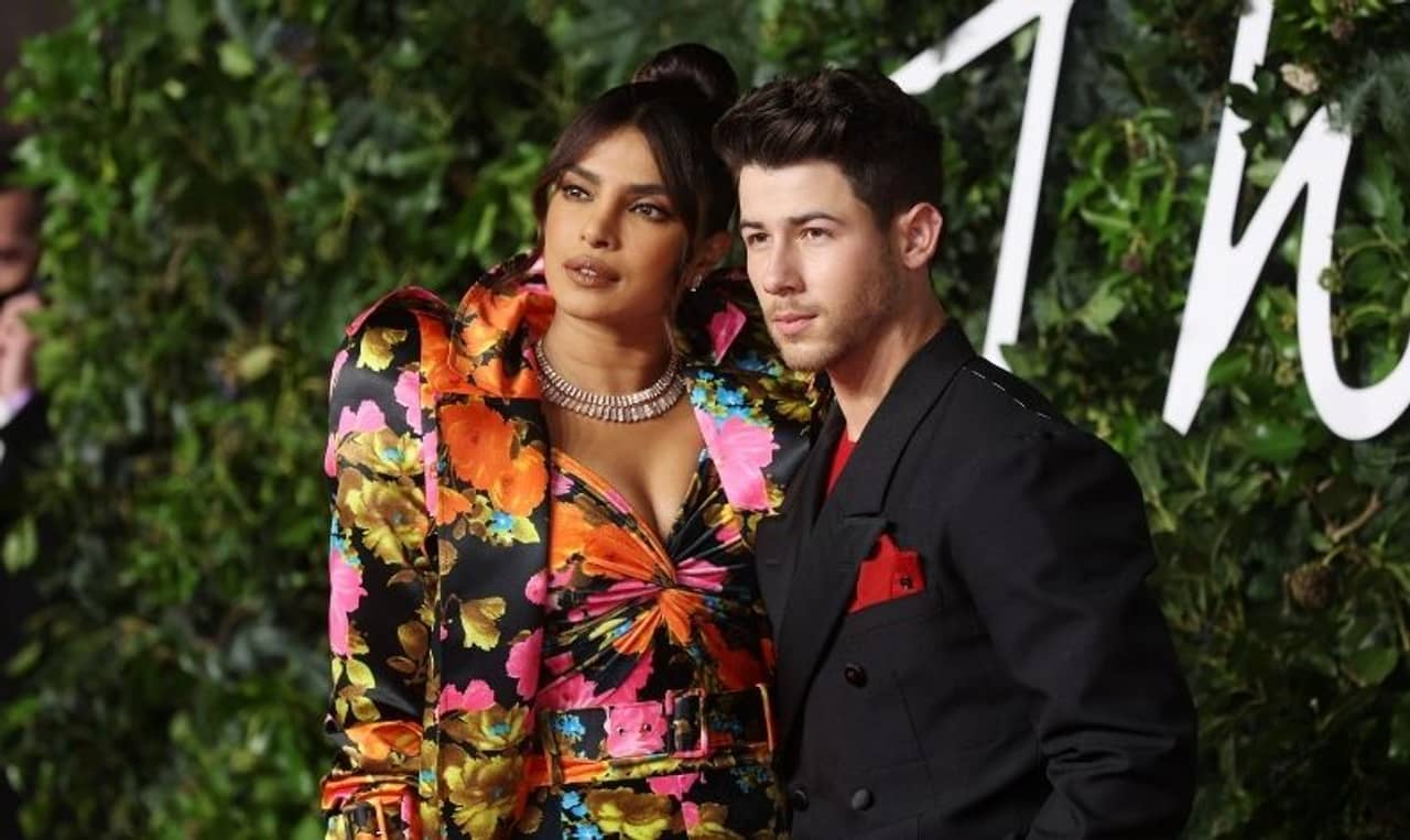 Priyanka Chopra: ফ্লোরাল ডেট-নাইট বোল্ড লুকে গ্ল্যামারাস প্রিয়াঙ্কা চোপড়া! সঙ্গী কে?