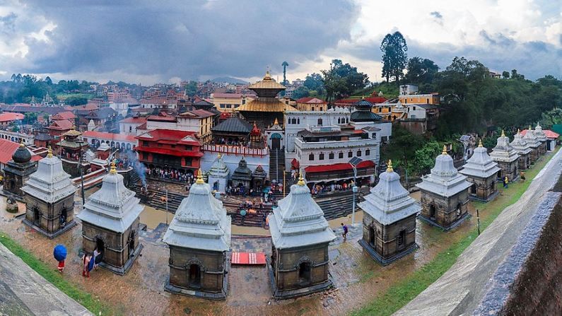 ১) পশুপতিনাথ মন্দির, নেপাল:

পশুপতিনাথ হল শিবের অপর নাম। নেপালে বাগমতি নদীর তীরে কাটমন্ডু শহরে এই মন্দির অবস্থিত। এই ইউনেস্কো ওয়ার্ল্ড হেরিটেজ সোসাইটটি কাঠমান্ডুর প্রাচীনতম হিন্দু মন্দির বলে জানিয়েছে। প্রতিবেদন অনুসারে, মন্দিরটি এই জন্য বিখ্যাত যে লোকেরা বিশ্বাস করে যে এই মন্দিরে গেলে তাদের ইচ্ছা পূরণ হয়।