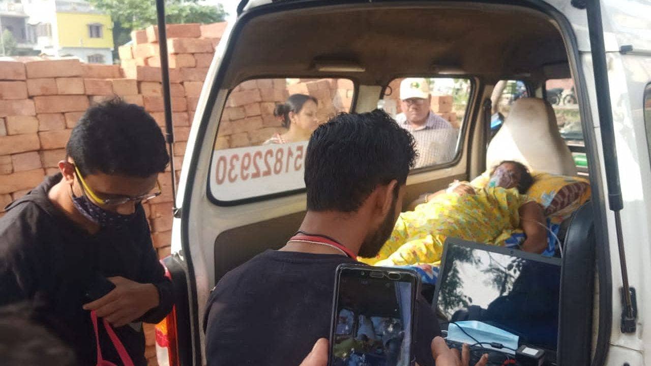 Swastha Sathi Card: ব্রেন স্ট্রোকে আক্রান্তকে নিয়ে হাসপাতালে ছুটছে অ্যাম্বুল্যান্স, পথেই হয়ে গেল স্বাস্থ্যসাথী কার্ড