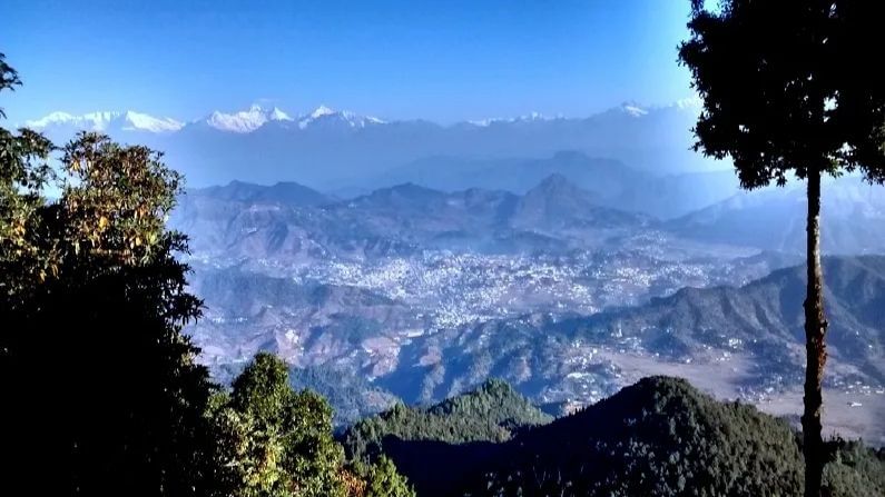 পাউরি, উত্তরাখণ্ড: চৌখাম্বা পিক দেখার জন্য আপনাকে যেতে হবে উত্তরাখণ্ডের গাড়োয়াল অঞ্চলে। তাই এর জন্য বেছে নিন পাউরিকে। পাউরি থেকে চৌখাম্বার মনোরম দৃশ্য উপভোগ করতে পারবেন।