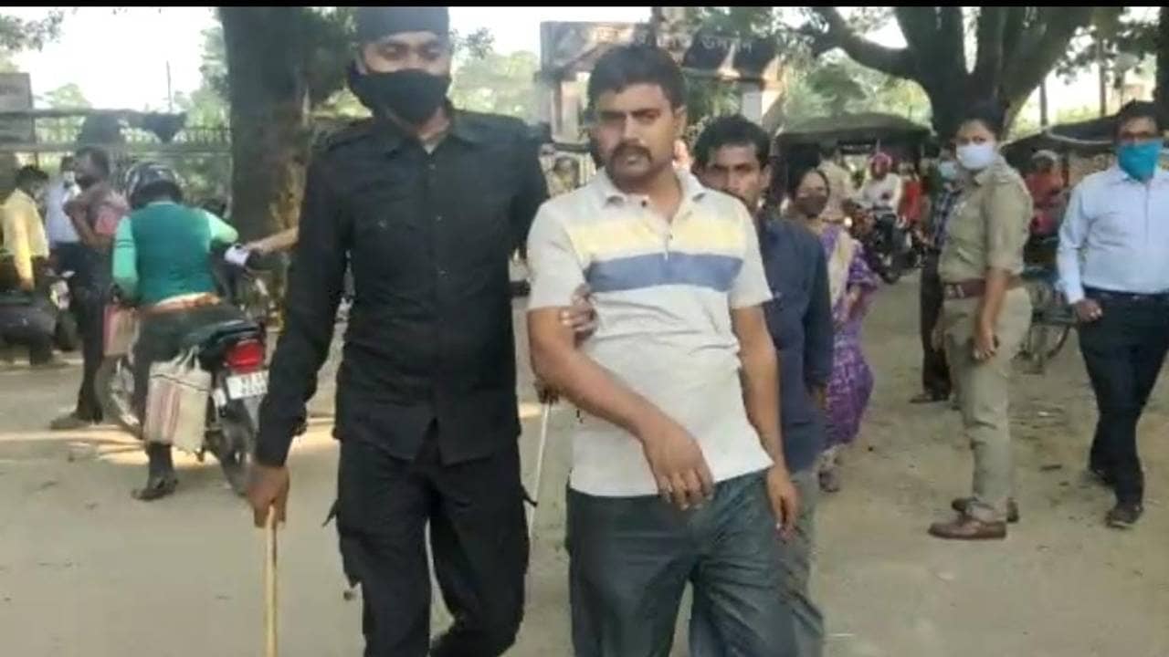 Malda: মাস্কবিহীন মুখে প্রশাসনিক দফতরে মিটিংয়ে তৃণমূল নেতারা, পুলিশকে দেখেই দে দৌড়!