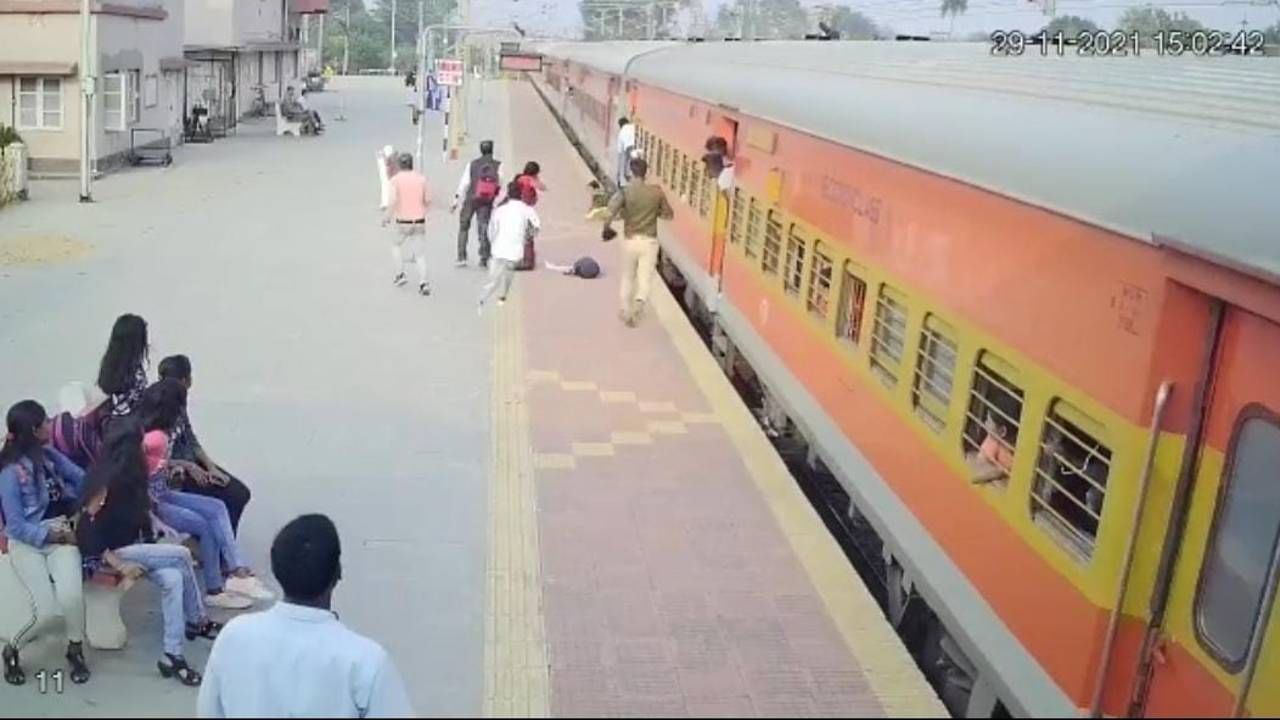 Train: চলন্ত ট্রেন থেকে পড়িমরি ঝাঁপ মহিলার, দেখাদেখি লাফ আরও একজনের... তারপর?