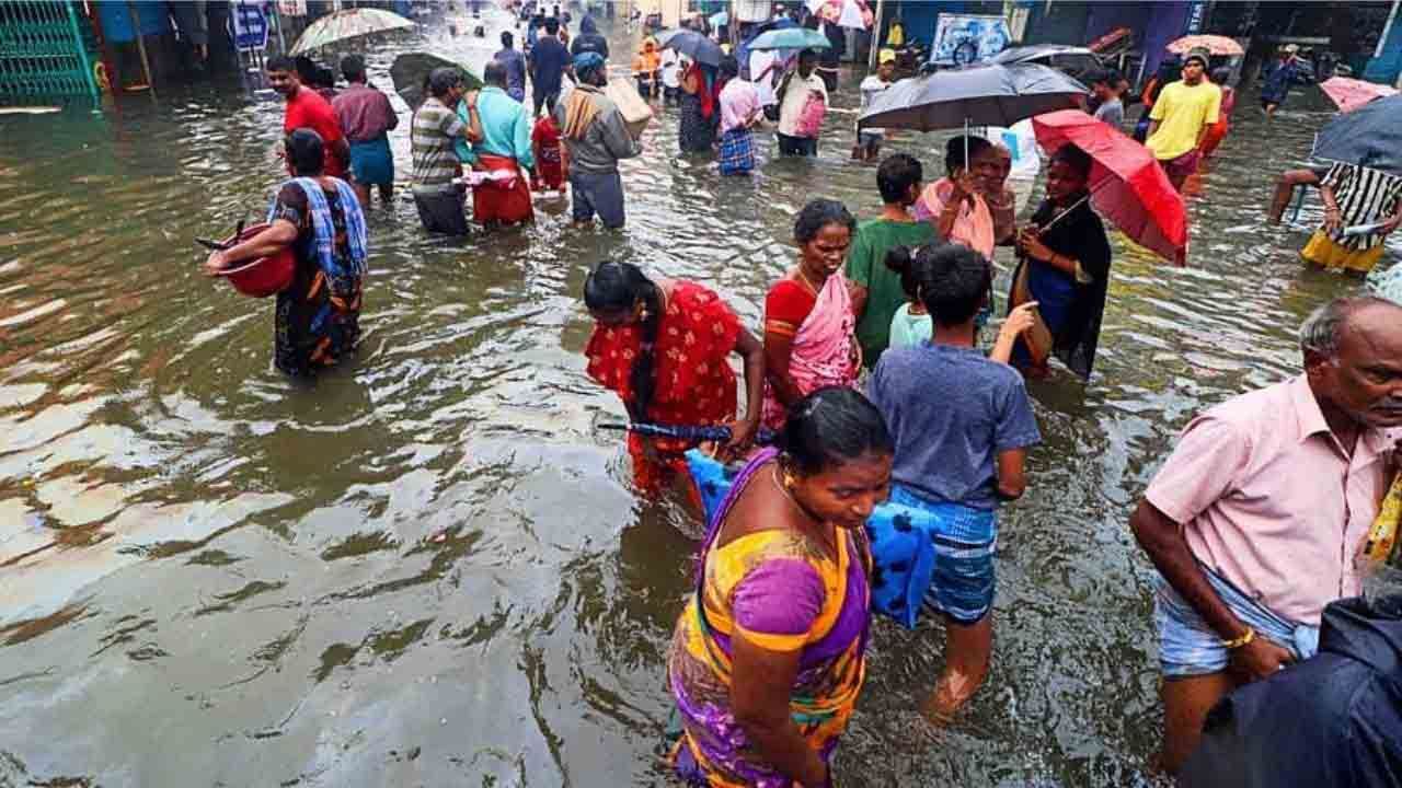 Tamil Nadu Rains: অতি ভারী বৃষ্টির জের, চেন্নাই সহ সাত জেলায় বন্ধ স্কুল-কলেজ