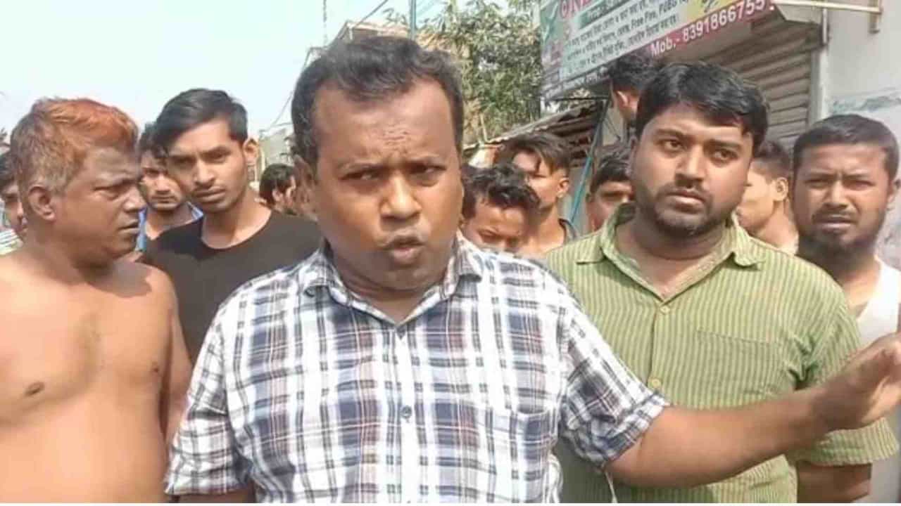 Duare Ration: দুয়ারে রেশনের চাল যাচ্ছে শুধু তৃণমূল পঞ্চায়েত সদস্যের ঘরে! অভিযোগ ঘিরে বাদুড়িয়ায় তুলকালাম Duare Ration: দুয়ারে রেশনের চাল যাচ্ছে শুধু তৃণমূল পঞ্চায়েত সদস্যের ঘরে! অভিযোগ ঘিরে বাদুড়িয়ায় তুলকালাম