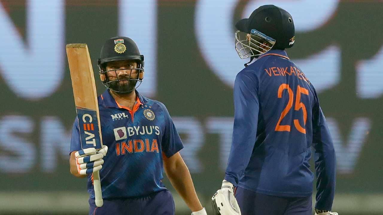 Rohit Sharma:  এ কেমন ঘটনা, রোহিতের পায়ে ডাইভ এক সমর্থকের