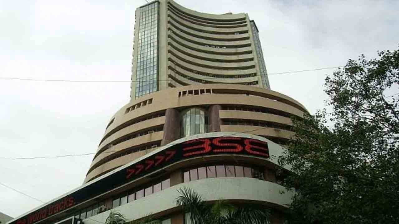Sensex: ৭ মাসের রেকর্ড ধস সেনসেক্সে, করোনা কাঁটায় ফের বিঁধছে দালাল স্ট্রিট?
