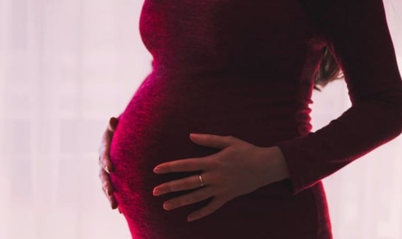 Pregnancy & Skincare: প্রেগন্যান্সিতে ত্বকের যত্নের সময় কোন কোন উপাদান এড়িয়ে যেতে হয়? জানুন