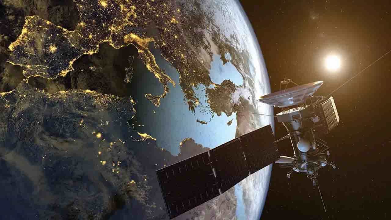 Space Internet: মহাকাশ থেকে দুয়ারে ইন্টারনেট, দেশের প্রত্যন্ত গ্রামগঞ্জে হাই-স্পিড কানেকশন, স্পেস ইন্টারনেট কী? Space Internet: মহাকাশ থেকে দুয়ারে ইন্টারনেট, দেশের প্রত্যন্ত গ্রামগঞ্জে হাই-স্পিড কানেকশন, স্পেস ইন্টারনেট কী?