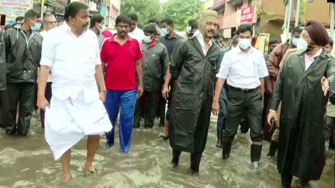 Heavy Rain in Chennai: রাতভর ভারী বৃষ্টিতে ডুবেছে চেন্নাই, চার জেলায় বন্ধ স্কুল, নামল বিপর্যয় মোকাবিলা বাহিনী