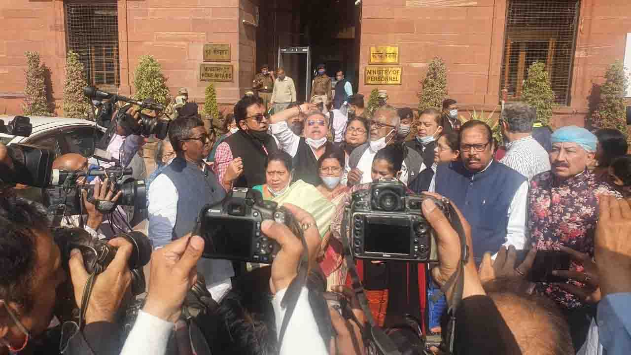TMC in Delhi: 'অমিত শাহ জবাব চাই', নর্থ ব্লকের সামনে ধর্নায় বসলেন তৃণমূল সাংসদরা