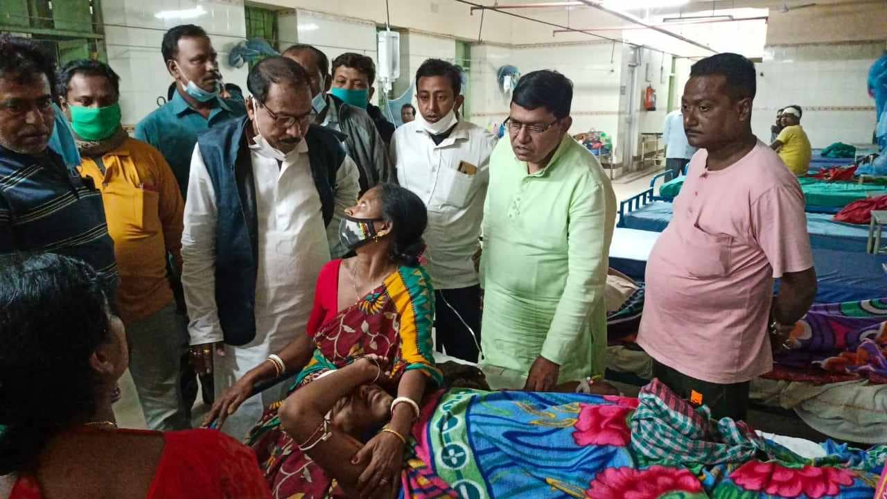 Crime: পুজোর ভাসানে গন্ডগোল, তৃণমূল নেত্রীর স্বামী ও ছেলেকে রক্তাক্ত করল প্রতিবেশী!