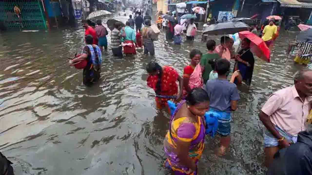 Tamilnadu Rain Update: প্রবল বৃষ্টিতে মৃত বেড়ে ১৪, জলের তলায় বিস্তীর্ণ অঞ্চল