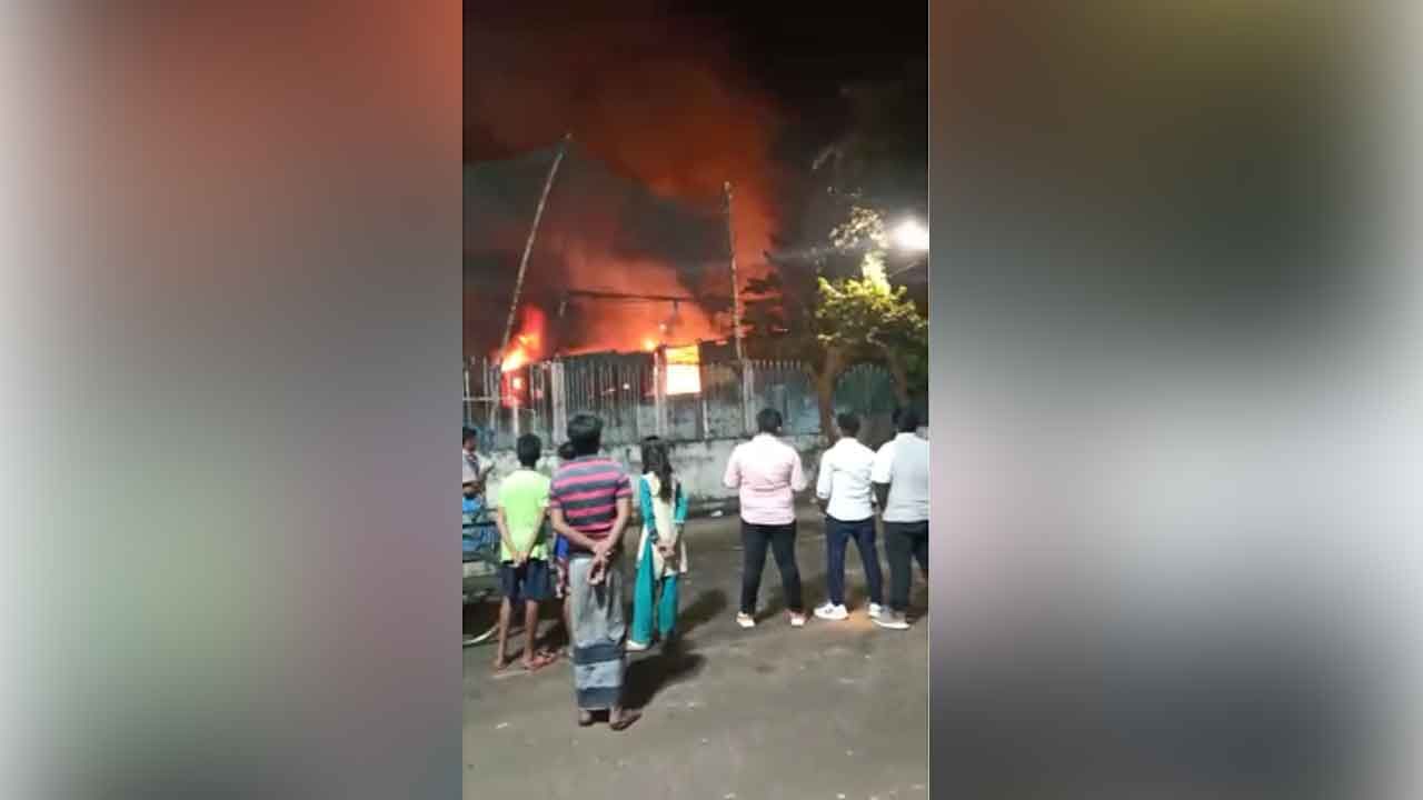 Kolkata Fire: মধ্যরাতের শহরে পরপর দুটি অগ্নিকাণ্ড, ঝলসে গেল বসতবাড়ি-কয়েক লক্ষের সম্পত্তি