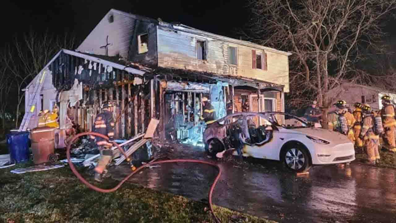 Tesla Car Caught Fire: অতিরিক্ত চার্জিংয়ে টেসলার গাড়িতে বিস্ফোরণ! ঝলসে গেল বাড়িও