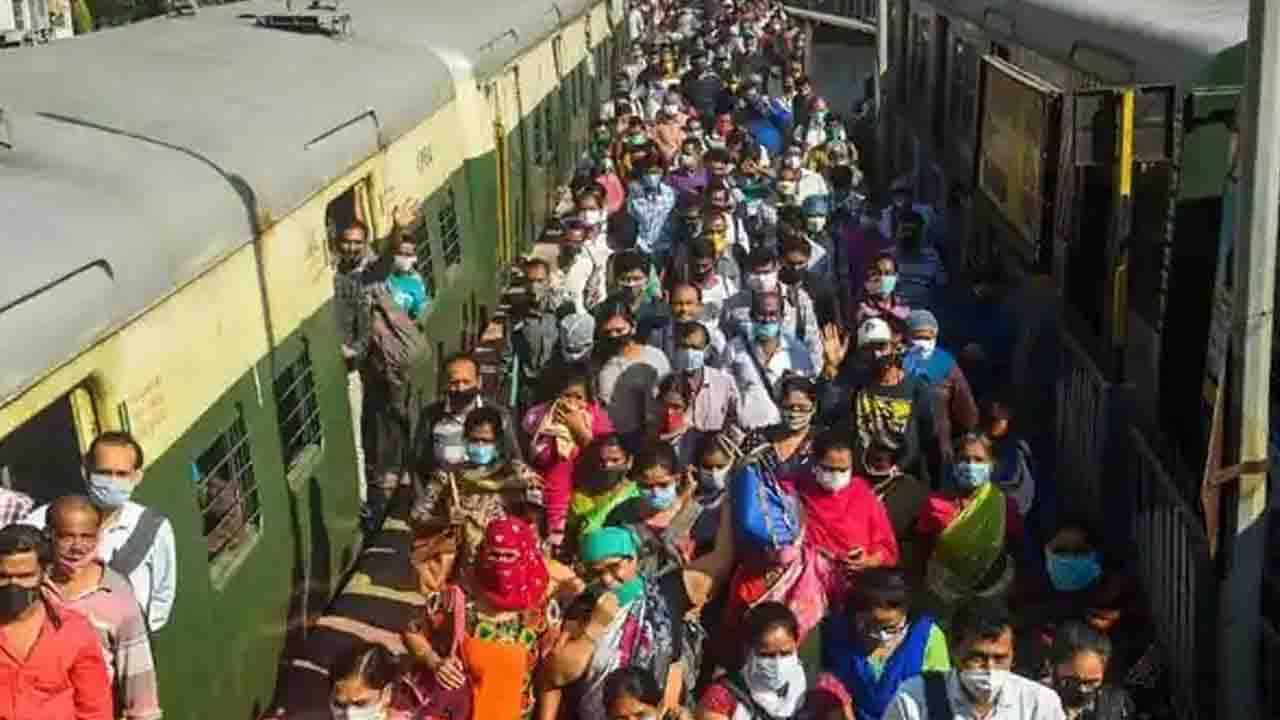 Local Train: ট্রেন লেট! বসে গিয়েছে সিগন্যালিং সিস্টেম, দ্বিতীয় দিনেই হয়রানির শিকার নিত্যযাত্রীরা