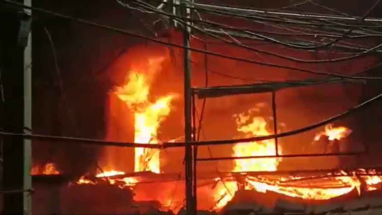 Kolkata Fire:  মধ্যরাতে বিস্ফোরণ, ছড়িয়ে পড়তে থাকে আগুন! উল্টোডাঙার আরিফ রোডের ডালের গুদাম ভস্মীভূত