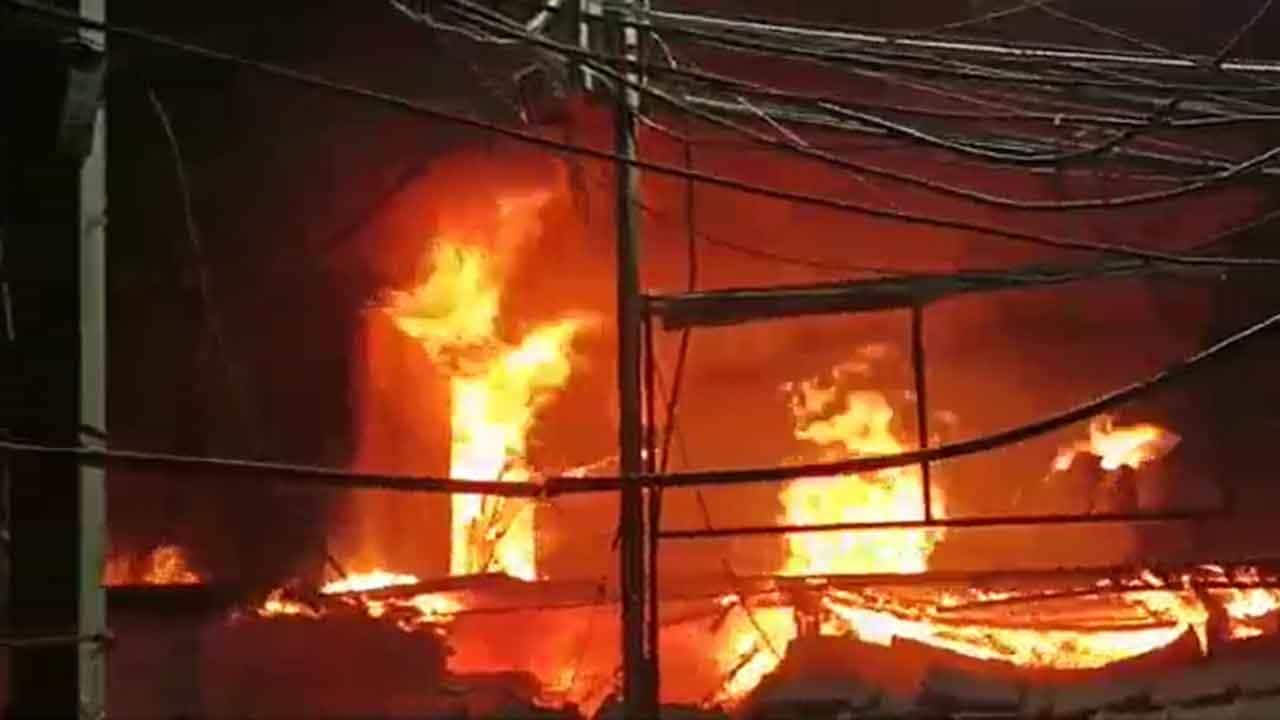 Kolkata Fire: মধ্যরাতে বিস্ফোরণ, ছড়িয়ে পড়তে থাকে আগুন! উল্টোডাঙার আরিফ রোডের ডালের গুদাম ভস্মীভূত Kolkata Fire: মধ্যরাতে বিস্ফোরণ, ছড়িয়ে পড়তে থাকে আগুন! উল্টোডাঙার আরিফ রোডের ডালের গুদাম ভস্মীভূত