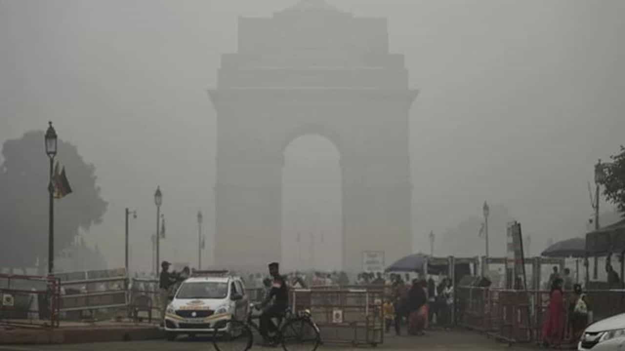Delhi Air Pollution: আগের থেকে ভাল হলেও দিল্লির বাতাস এখনও 'বিষ' Delhi Air Pollution: আগের থেকে ভাল হলেও দিল্লির বাতাস এখনও 'বিষ'