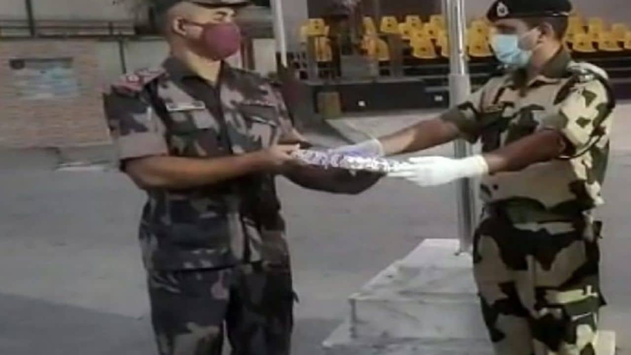 Diwali 2021: দীপাবলি শুভেচ্ছা বিনিময়ে বিএসএফ ও বিজিবির মধ্যে মিষ্টি বিতরণ