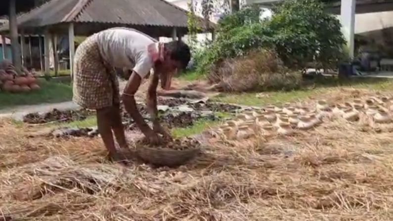 ইতিমধ্যে অনেকেই মাটির সামগ্রী তৈরির কাজ বন্ধ করে দিয়েছে। যুক্ত হয়েছে চাষবাস বা অন্য পেশায়।তেমনই একটি কুমোরপাড়ার করুণ ছবি উঠে এলো চন্দ্রকোনা ২ ব্লকের বসনছোড়া গ্রাম পঞ্চায়েতের বাচকা গ্রামে ও ক্ষীরপাই পৌর এলাকায়। এই গ্রামে ৬০-৭০ টির মতো পরিবারের বসবাস।বরাবরই মাটির তৈরি নানান জিনিস তৈরি করে সংসার চালাতো বাচকা গ্রামের অধিকাংশ পরিবার।বিগত কয়েকবছর ধরে ধুঁকছে এই গ্রামের মাটির কাজের সাথে যুক্ত কারিগরেরা, একই পরিস্থিতি ক্ষীরপাইয়ে।