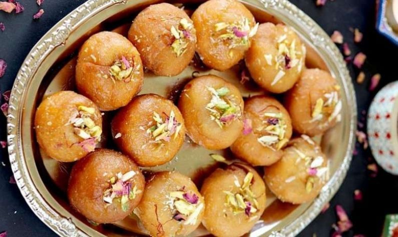 Balushahi Recipe: বাঙালির সাবেকি মিষ্টি বালুসাইতে জমে উঠুক এবারের আলোর উত্‍সব !