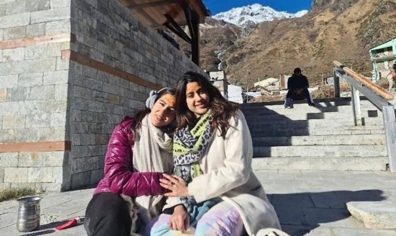 Kedarnath Temple: কাজ থেকে বিরতি নিয়ে কেদারনাথ মন্দির দর্শন সারা-জাহ্নবীর! দেখুন ভাইরাল ছবি...