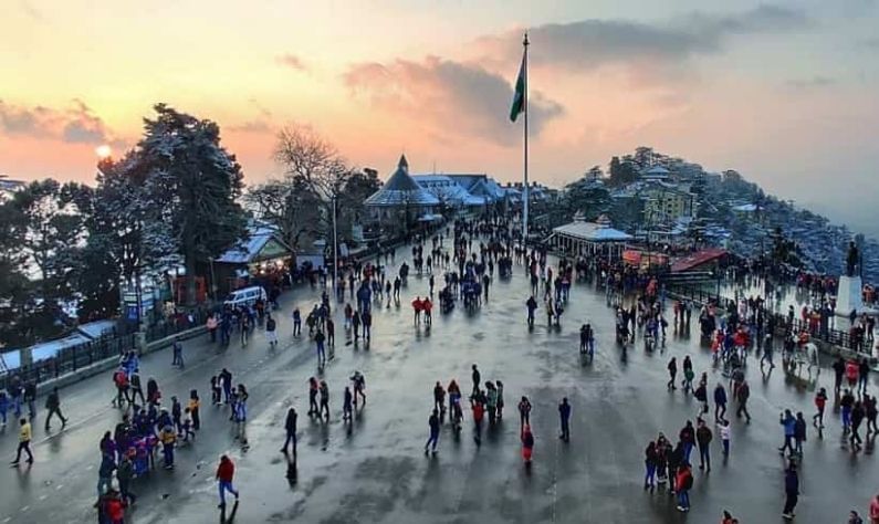 Shimla: উত্‍সবের মরসুমে সিমলায় ব্যাপক ভিড় পর্যটকদের! হাসি ফুটেছে ব্যবসায়ীদেরও