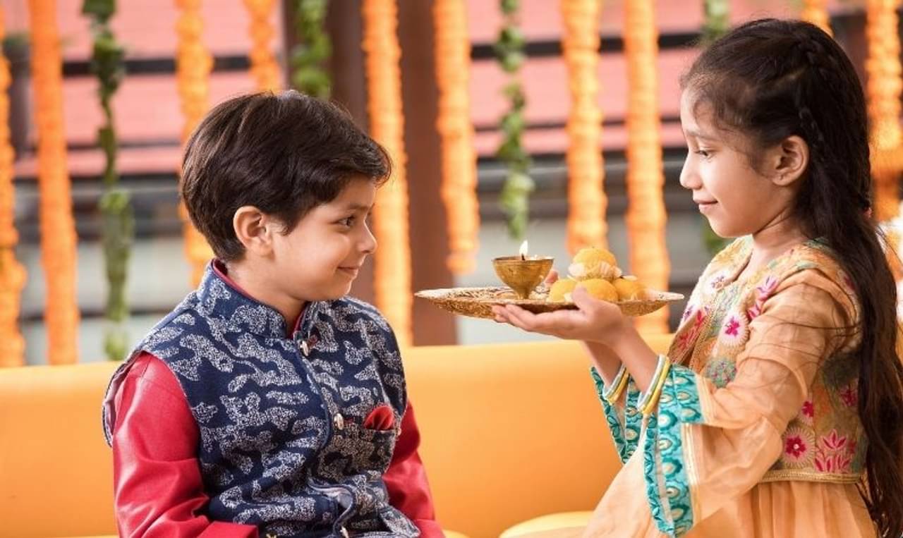 Bhai Dooj Vastu Tips: ফোঁটা দেওয়ার সময় কোন দিকে মুখ করে ভাইকে বসতে হয়, জানেন?