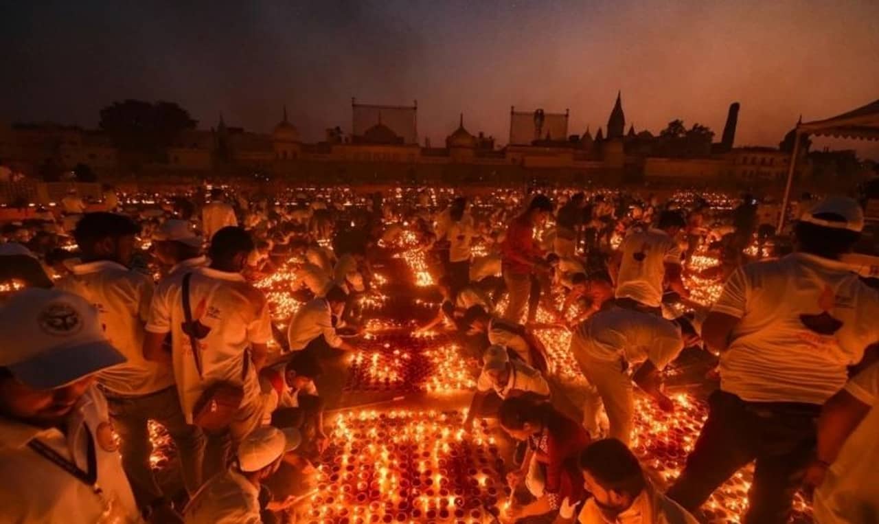 Uttar Pradesh: ফের লক্ষাধিক প্রদীপ জ্বালিয়ে গিনেস বুকে নাম তুলল অযোধ্যা! উচ্ছ্বসিত রাজ্যবাসী