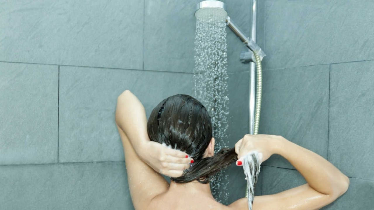 Winter Hair Care: Which is more suitable for washing hair in winter? Hot  water or cold water? Find out in detail … | Hot water or cold water which  is better for