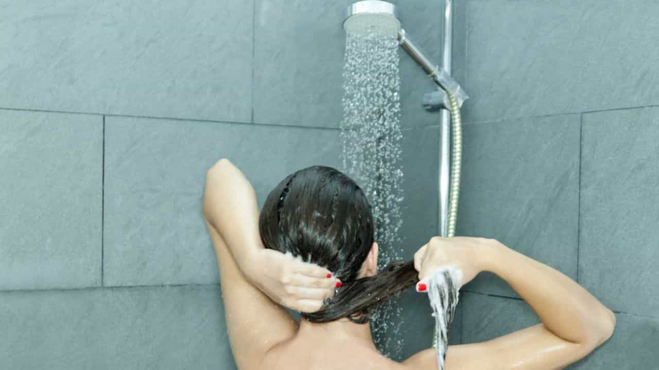 Winter Hair Care: শীতকালে চুল ধোয়ার জন্য কোনটা বেশি উপযুক্ত? গরম জল না কি ঠাণ্ডা জল? সবিস্তারে জেনে নিন... Winter Hair Care: শীতকালে চুল ধোয়ার জন্য কোনটা বেশি উপযুক্ত? গরম জল না কি ঠাণ্ডা জল? সবিস্তারে জেনে নিন...