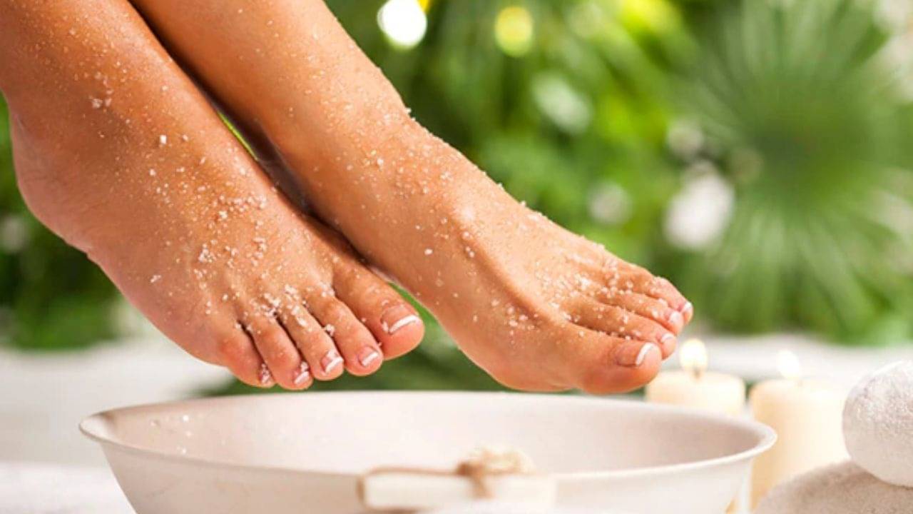 Foot Bath: সারাদিনের ক্লান্তি থেকে মুক্তি পেতে চান? তাহলে আজই জেনে নিন কীভাবে ফুট বাথ এই কাজ করতে পারে...