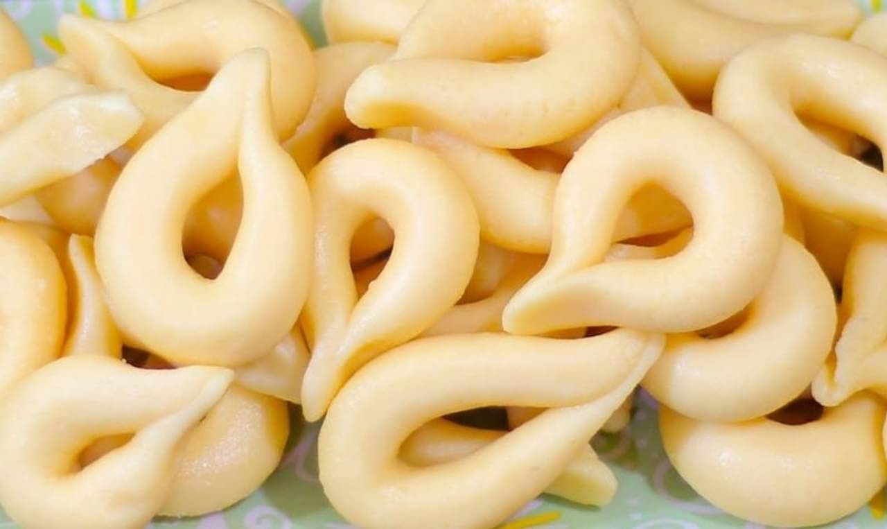 Sandesh Recipe: মাত্র ১০ মিনিটেই বানিয়ে ফেলুন বাংলার মজাদার গুজিয়া সন্দেশ! রইল রেসিপি