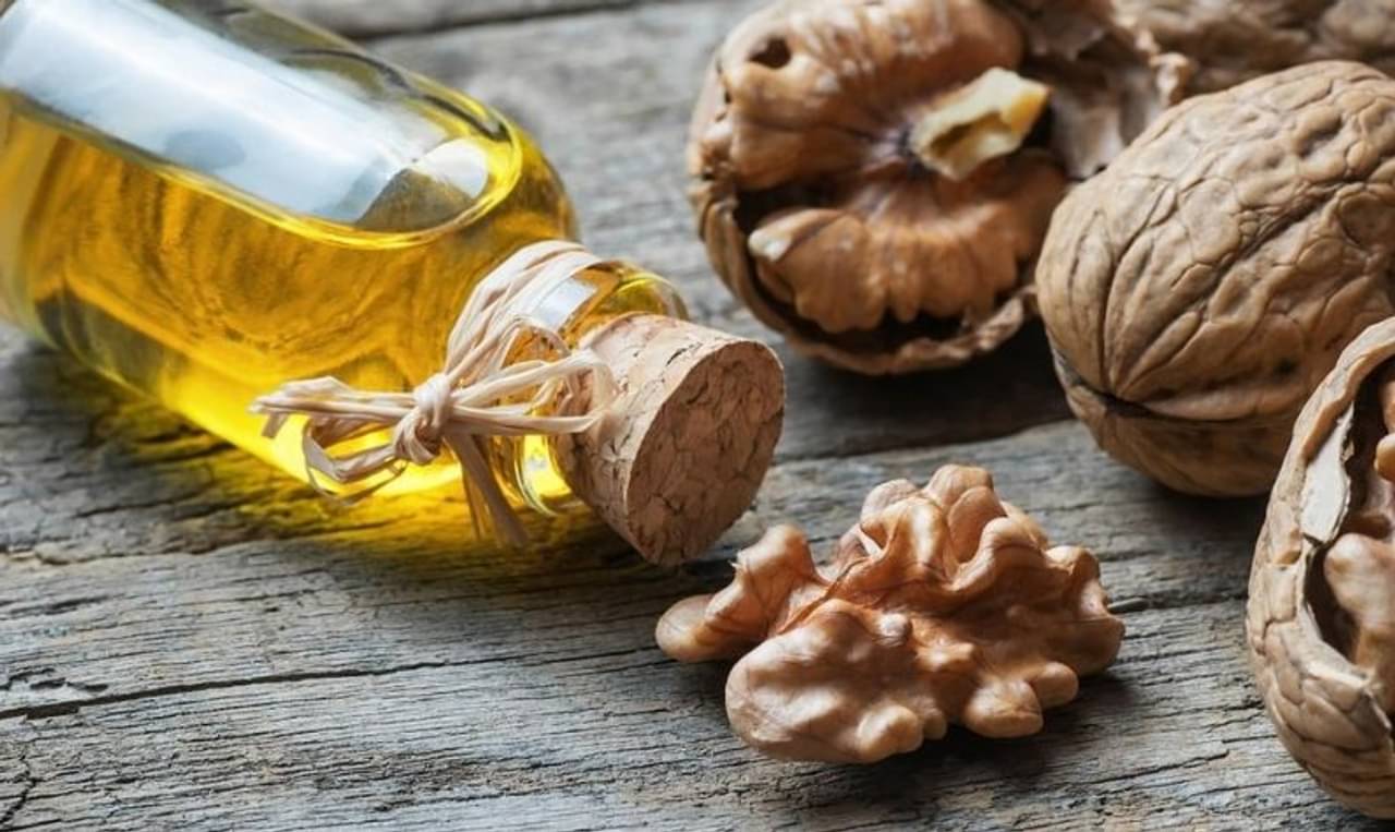 Walnut Hair Oil: আখরোট তেল মাখলেই চুল পড়ার সমস্যা দূর হবে চিরতরে! ঘরেই বানান এই উপকারী তেল