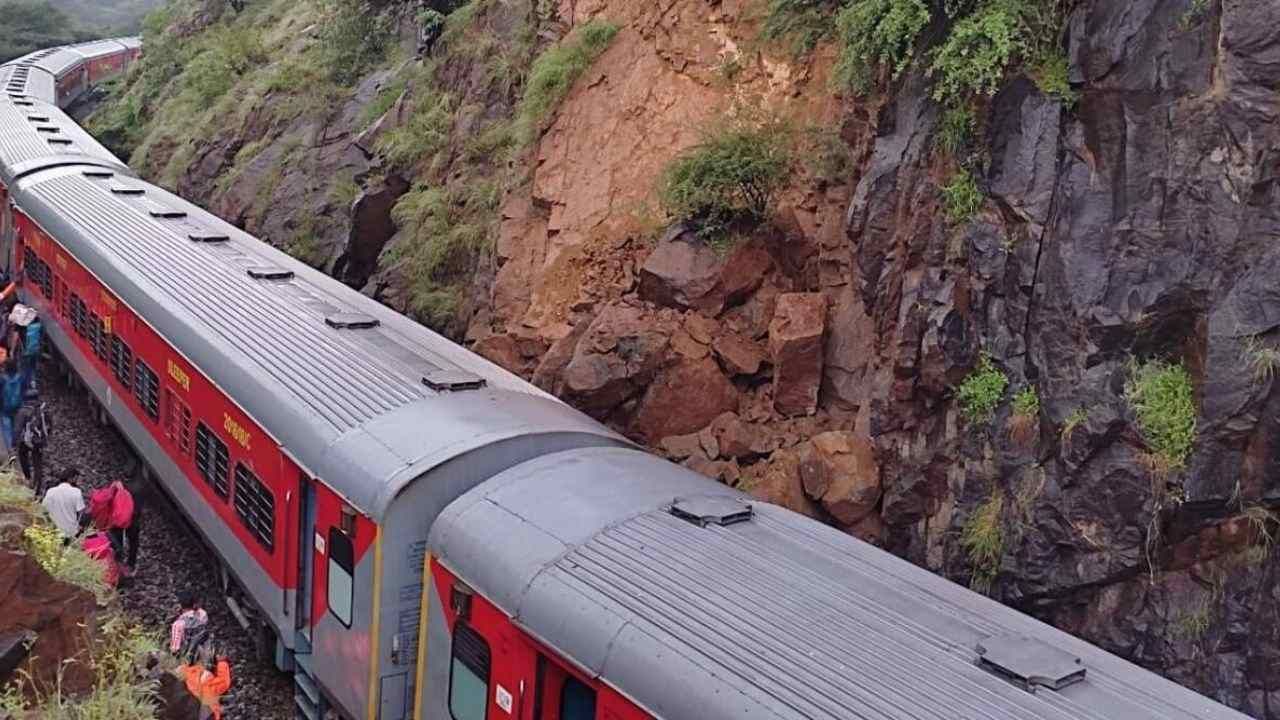 Indian Railway: বড়সড় বিপদ থেকে রক্ষা! পাথর পড়ে লাইনচ্যুত কান্নুর বেঙ্গালুরু এক্সপ্রেস ট্রেন Indian Railway: বড়সড় বিপদ থেকে রক্ষা! পাথর পড়ে লাইনচ্যুত কান্নুর বেঙ্গালুরু এক্সপ্রেস ট্রেন