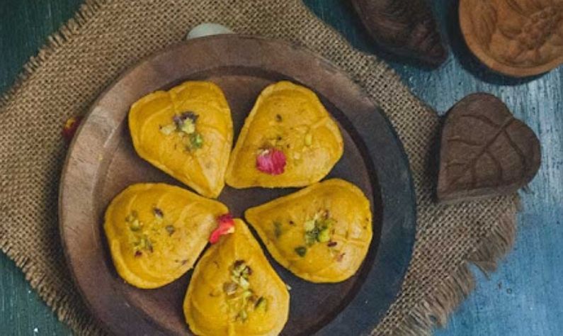 Bengali Sweets: শীতের আমেজে মন খুশ করতে বানিয়ে ফেলুন আম-মাখা সন্দেশ! রইল তার রেসিপি