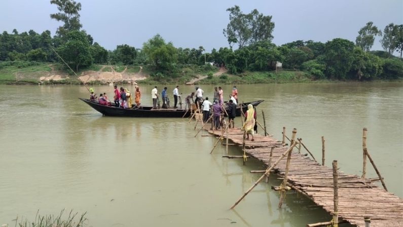 এখন এখানকার মানুষের একমাত্র ভরসা নৌকা। সেই নৌকাতেই করেই লাইফ জেকেট ছাড়াই বিপদের ঝুঁকি নিয়ে যাতায়াত করছে গ্রামবাসীরা। প্রশাসনের কোনও নজরদারি নেই।