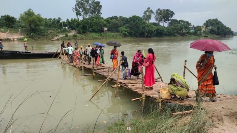 বন্যার জলে যোগাযোগের একমাত্র  মাধ্যম বাঁশের সেতু। কিন্তু তাও গিয়েছে ভেঙে যার কারণে চরম সমস্যার সম্মুখীন এলাকাবাসী। জলের স্রোতে ভেসে গিয়েছে সেতু। সেই সেতুর এখন আর কোনও চিহ্ন পর্যন্ত নেই। 