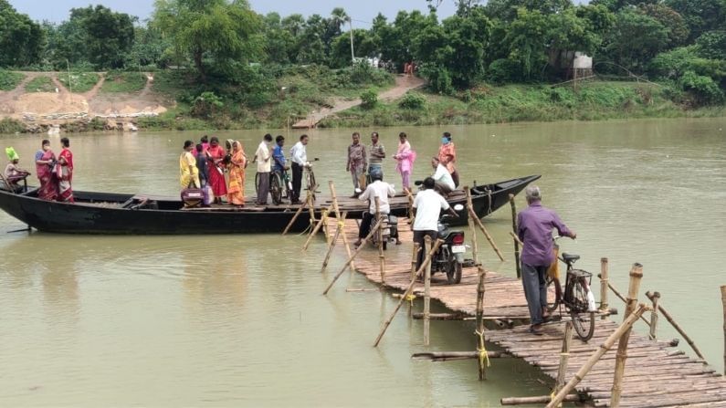 মুন্ডেশ্বরী নদীর ওপর এলাকার মানুষের সুবিধার জন্য বাঁশের একটি অস্থায়ী সেতু তৈরি করেছিল প্রশাসন। এই সেতু দিয়েই চলাচল করত গ্রামবাসীরা। কিন্তু চলতি বছরে ভয়াবহ বন্যায় সেতুটি ভাসিয়ে নিয়ে চলে যায়। যার কারণে এই এলাকার দশ থেকে বারোটি গ্রামের মানুষের যোগাযোগের ব্যবস্থা বিচ্ছিন্ন হয়ে পড়ে।