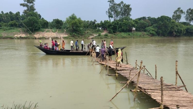 এখন জীবনের ঝুঁকি নিয়ে নৌকায় করে পারাপার করতে হচ্ছে সাধারণ মানুষদের‌। ঘটনাটি খানাকুলের নতিবপুর ফেরিঘাটে।