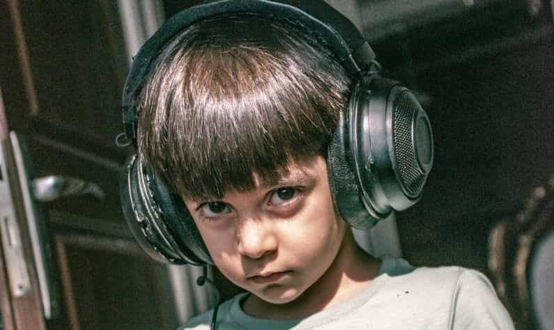 Hearing Loss: লকডাউনে মাত্রাতিরিক্ত হেডফোন ব্যবহারে শ্রবণশক্তি হারাচ্ছে শিশুরা! প্রতিকারের হদিশ দিলেন বিশিষ্ট চিকিত্সক Hearing Loss: লকডাউনে মাত্রাতিরিক্ত হেডফোন ব্যবহারে শ্রবণশক্তি হারাচ্ছে শিশুরা! প্রতিকারের হদিশ দিলেন বিশিষ্ট চিকিত্সক