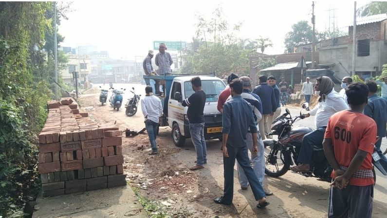 এমনকি রাজ্য সড়ক ধারে দিয়ে যাওয়া যে ফুটব্রিজ তাও দখল করে নিচ্ছিল ছোট খাটো দোকান।