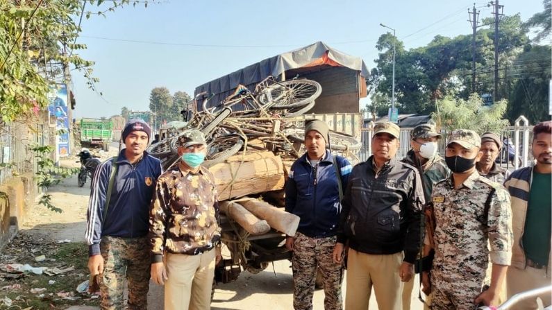 সাতসকালেই মরাঘাট রেঞ্জের বনকর্মীদের বিশেষ অভিযান। উদ্ধার করা হলো মূল্যবান জ্বালানী কাঠ সহ ছয়টি সাইকেল। শনিবার সকালবেলা মরাঘাট রেঞ্জের বনকর্মীরা চোরাই কাঠ উদ্ধার করতে অভিযানে নামে। 